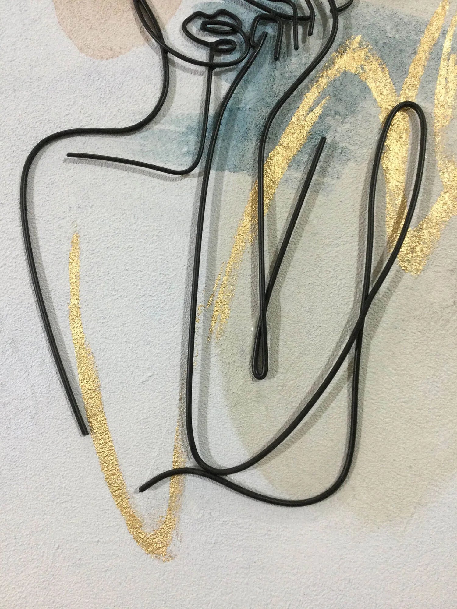 Detailansicht des handgefertigten Metalldraht Wandbildes: Kunstvolle Rosenblütenfrau in modernem Stil, die die ansprechende Form der Figur zeigt.
