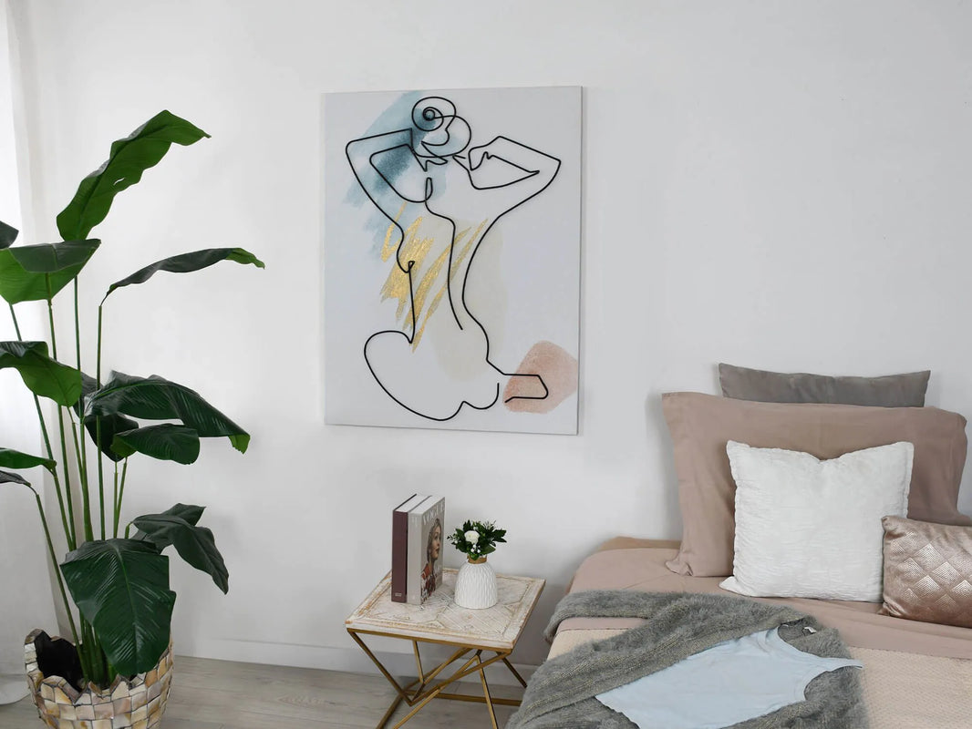 Handverziertes Leinwandbild mit Metalldrahtmuster – Eleganter Akt einer Frau, perfekt aufgehängt in einem modernen Schlafzimmer mit Pflanzen und stilvollen Einrichtungselementen.