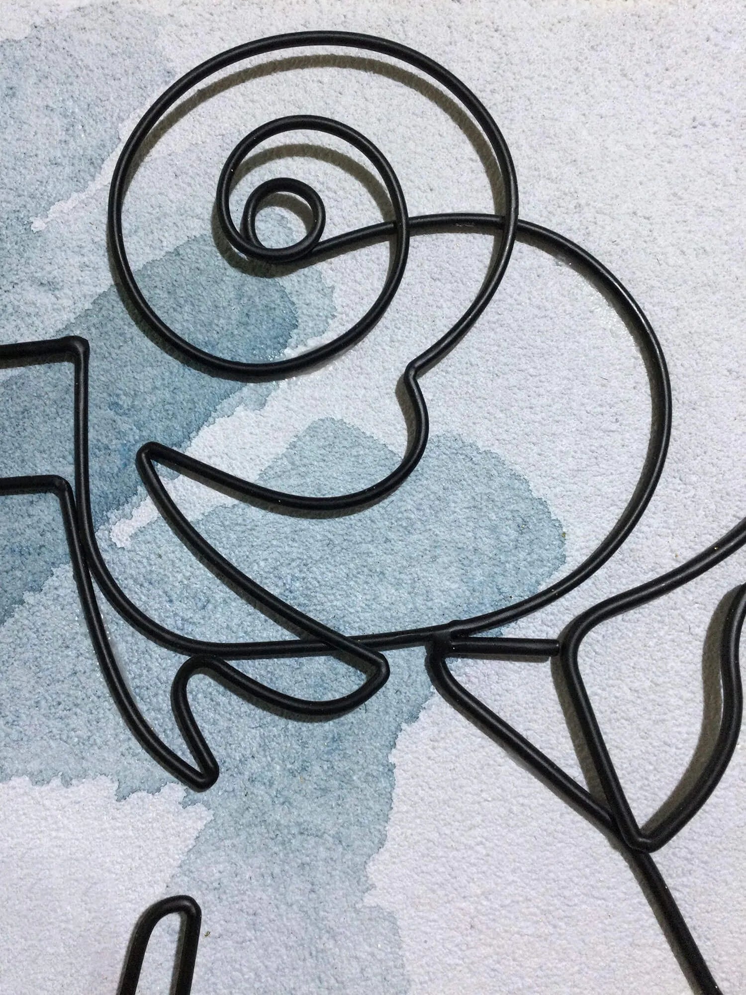 Detailaufnahme des handverzierten Leinwandbildes mit Metalldrahtmuster – Eleganter Akt einer Frau, fokussiert auf den kunstvoll geformten Kopf und die sanften Blau- und Grautöne.