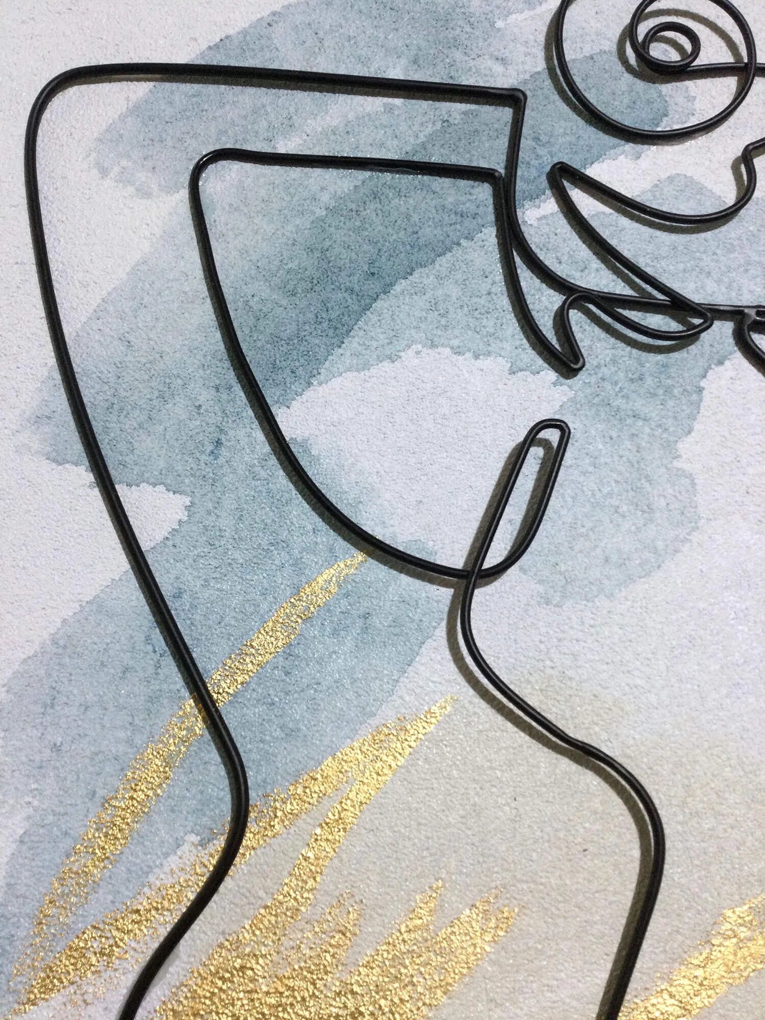 Detailaufnahme des handverzierten Leinwandbildes mit Metalldrahtmuster – Eleganter Akt einer Frau, betont die grazilen Konturen und das goldene Highlight im Hintergrund.