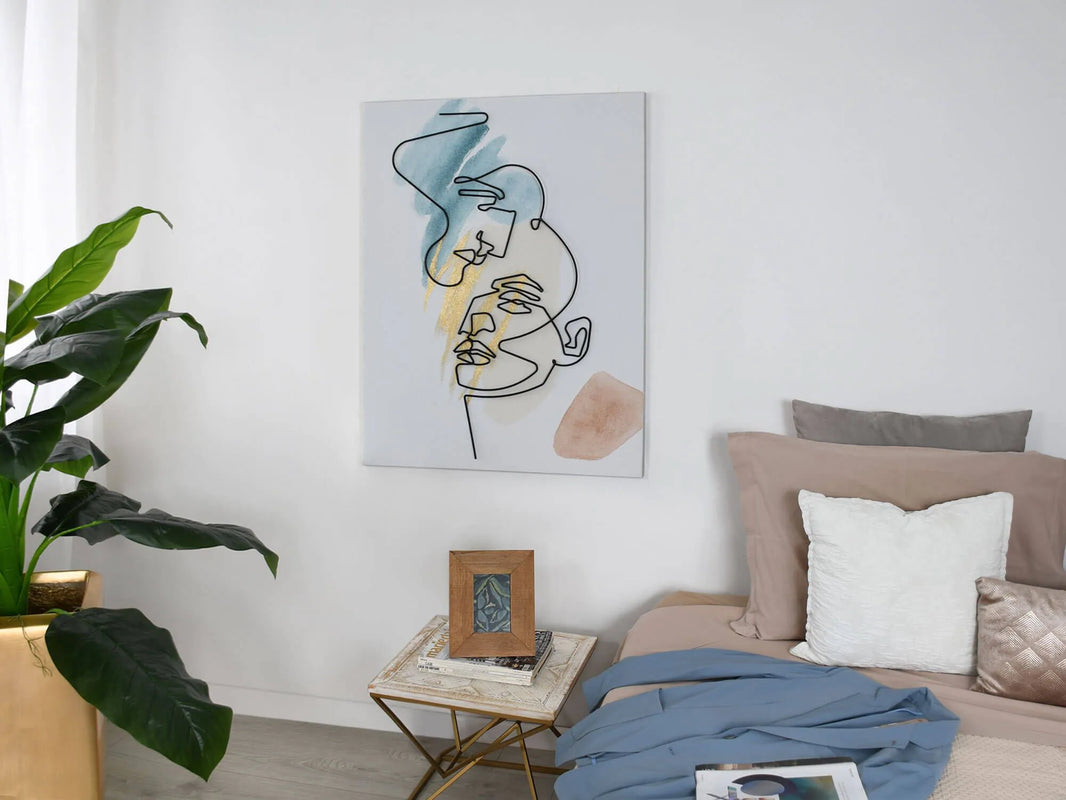 Kunstvolles Metalldraht-Bild mit menschlichen Gesichtern, modern und figurativ, 100x75cm, präsentiert in einem stilvollen Wohnambiente.