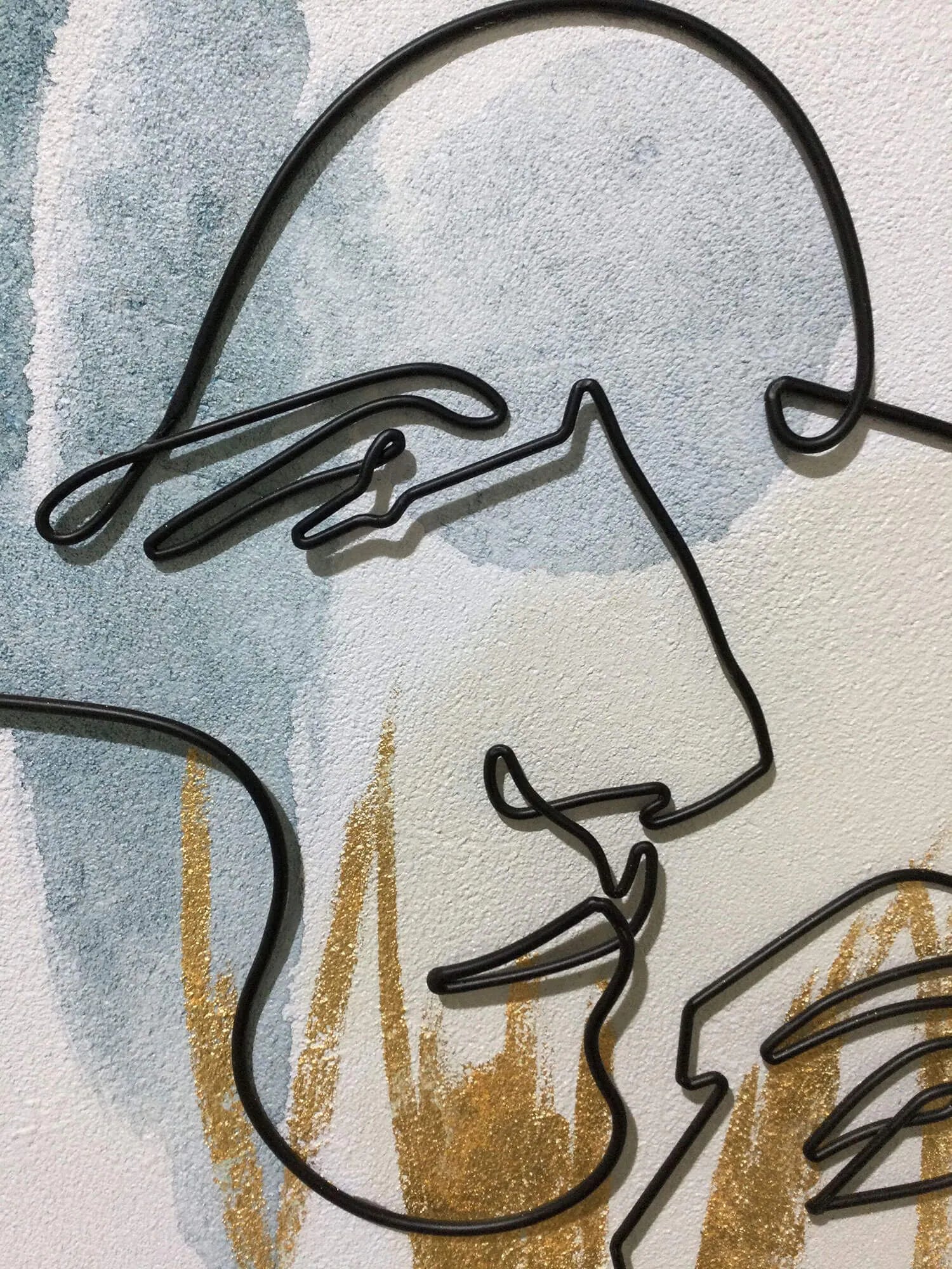 Detailaufnahme des Kunstvollen Metalldraht-Bildes mit menschlichen Gesichtern, zeigt die filigrane Ausführung und die Farbnuancen, modern und figurativ, 100x75cm.