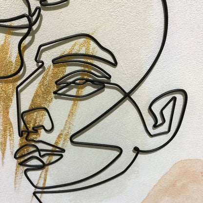 Nahaufnahme des Kunstvollen Metalldraht-Bildes mit menschlichen Gesichtern, moderne und figurative Kunst, 100x75cm, betont die einzigartigen Konturen und Farben.