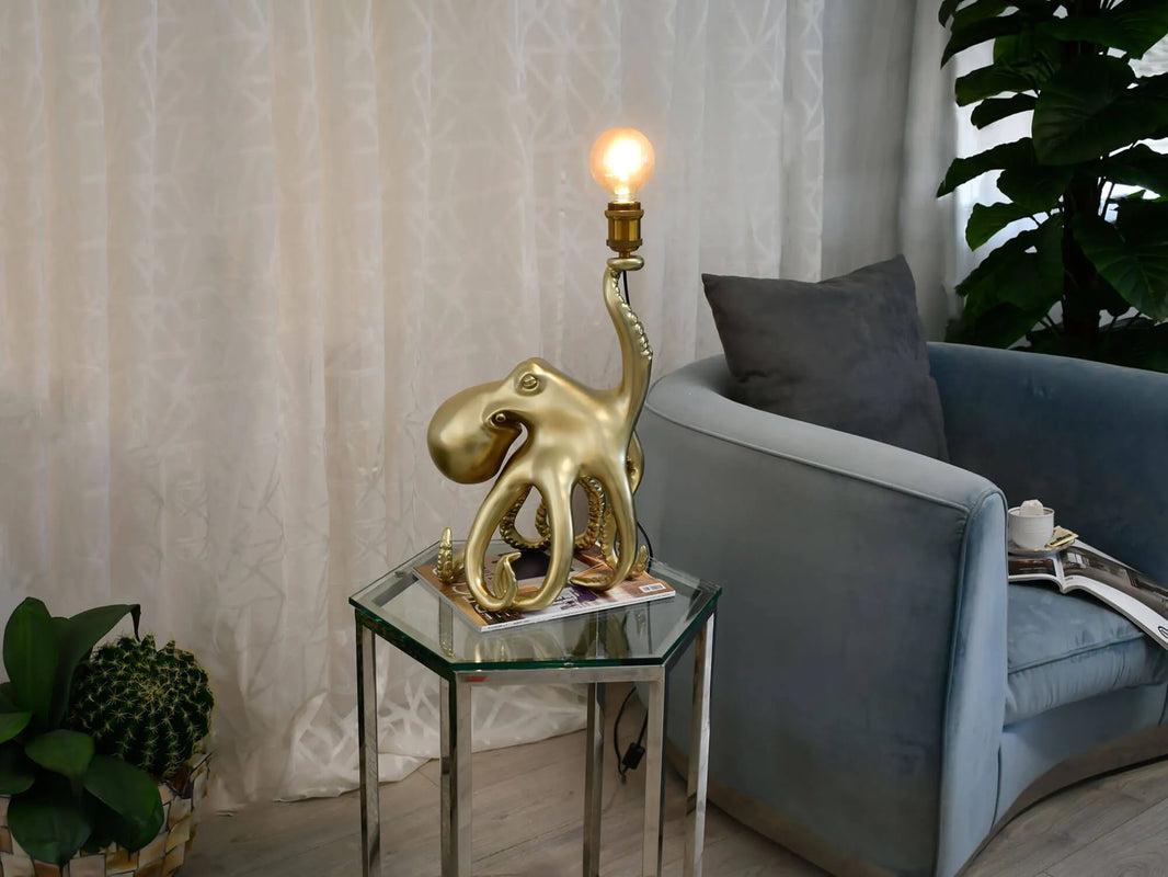 Skulptur Tischlampe Krake Gold 53x32x28cm Pop-Art aus Harz mit Metalleffekt - eine kreative und luxuriöse Tischlampe für jedes Zuhause.