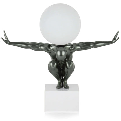 Moderne Tischlampe Equilibrio Anthrazit - Kunstharz mit Metalloptik und Marmorsockel in stilvollem Wohnzimmer-Setting, ideale Beleuchtung für elegantes Interior.