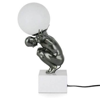 Moderne Tischlampe Equilibrio Anthrazit - Kunstharz mit Metalloptik und Marmorsockel auf einem Schreibtisch, perfektes Licht und Design für Home Office.