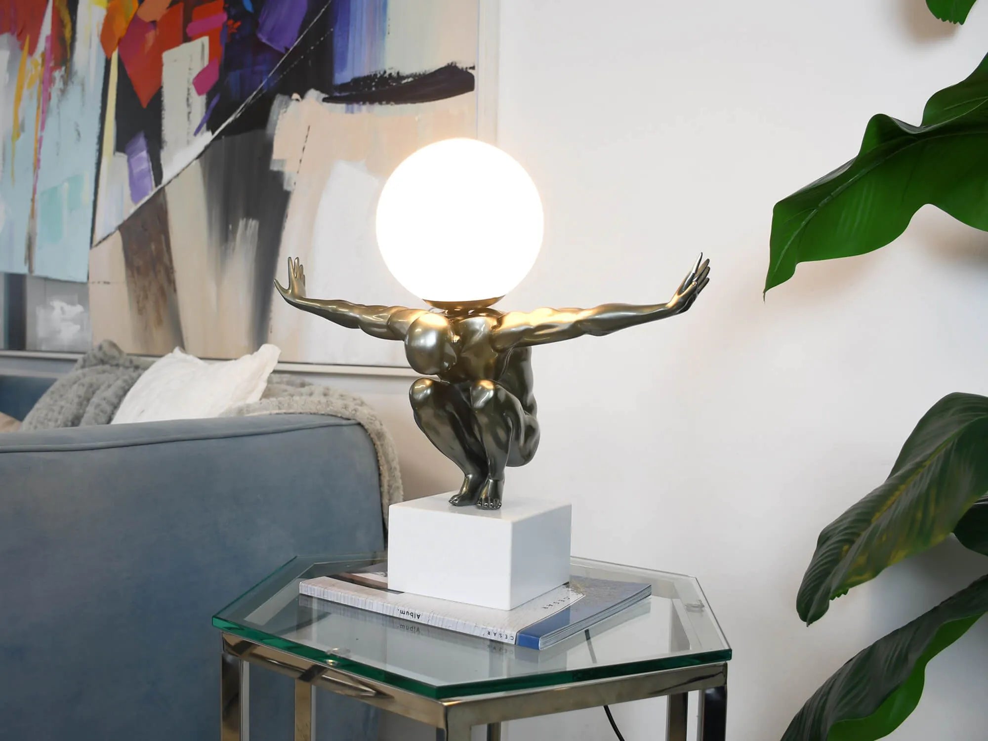 Moderne Tischlampe Equilibrio Anthrazit in einem modernen Raum, als funktionales Design-Element und stilvolle Lichtquelle, die jeden Raum aufwertet.