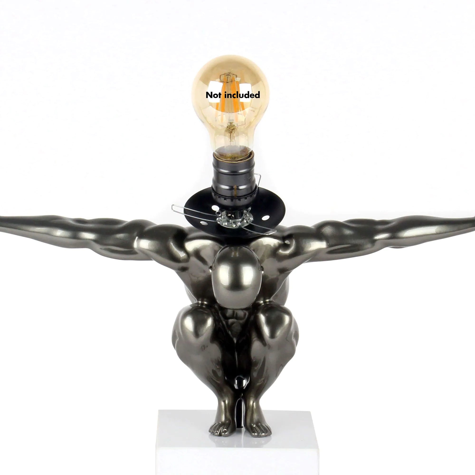 Moderne Tischlampe Equilibrio Anthrazit - Kunstharz mit Metalloptik und Marmorsockel, bietet stilvolle Beleuchtung und skulpturale Ästhetik im Wohnzimmer.