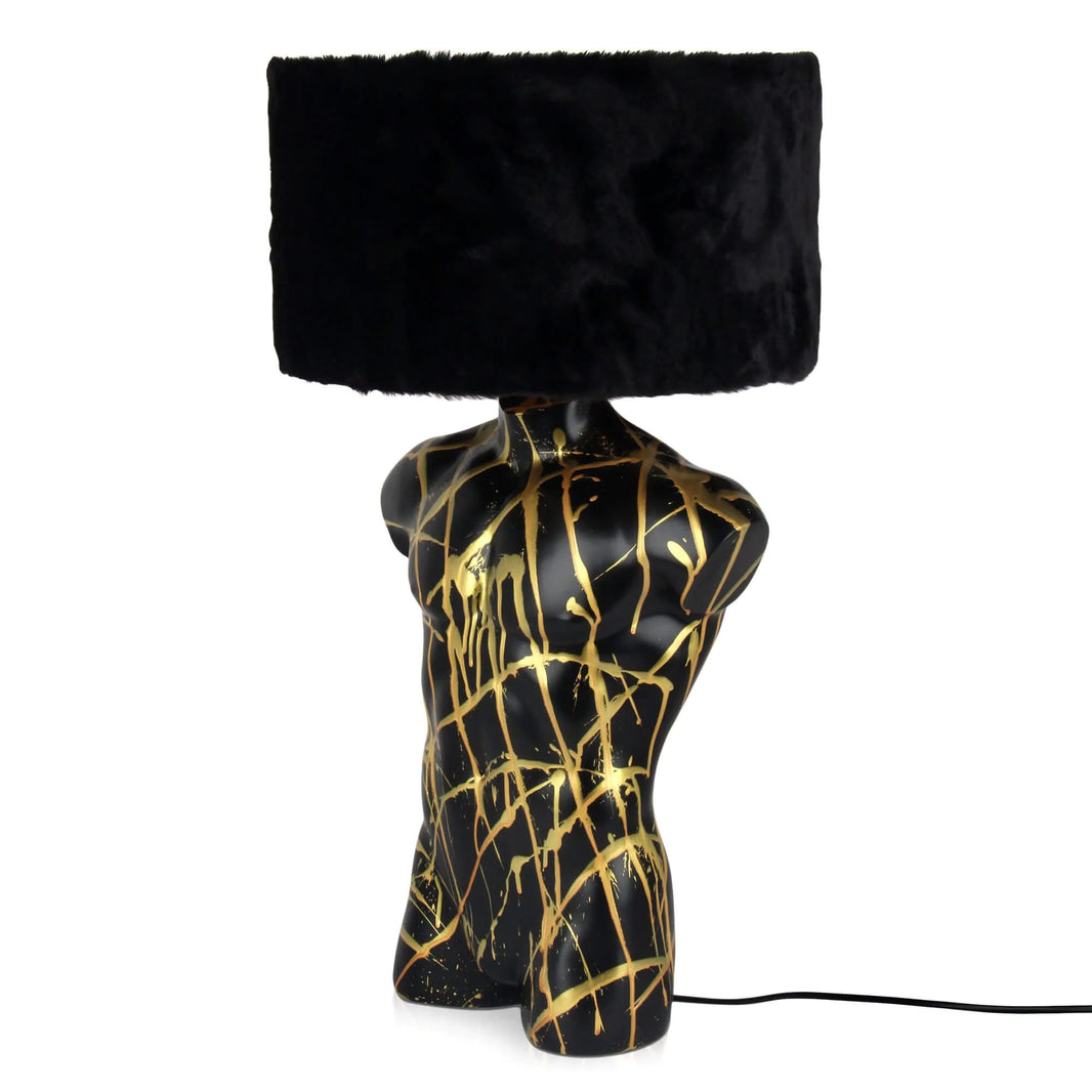 Detailansicht der modernen Tischlampe Manntorso in Schwarz, kombiniert skulpturales Design und luxuriösen Sentetica-Pelz-Lampenschirm für stilvolle Beleuchtung.
