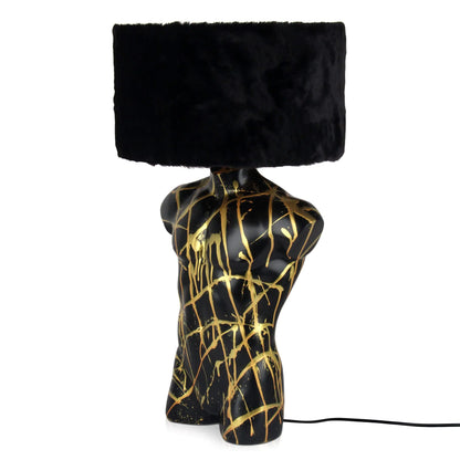 Detailansicht der modernen Tischlampe Manntorso in Schwarz, kombiniert skulpturales Design und luxuriösen Sentetica-Pelz-Lampenschirm für stilvolle Beleuchtung.