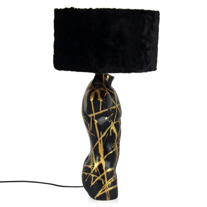 Elegante Tischlampe Manntorso in Schwarz, kombiniert mit einem luxuriösen Sentetica-Pelz-Lampenschirm und Pop Art Elementen.
