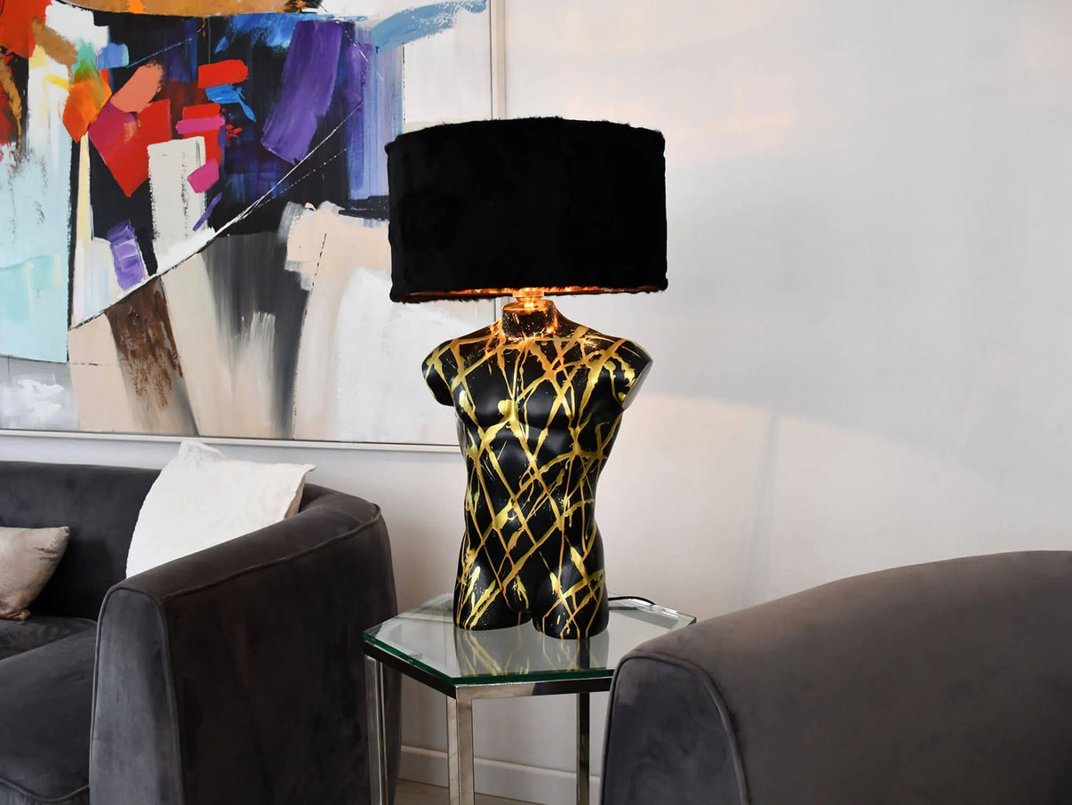 Moderne Tischlampe Manntorso Schwarz mit Pop Art Skulptur und Sentetica-Pelz-Lampenschirm - stilvolles und künstlerisches Design für jedes Interieur.