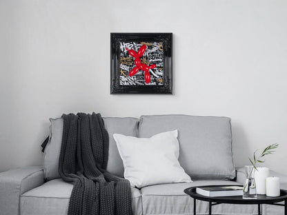 Pop-Art Wanddekoration: Ballonhund Skulptur mit neobarocker Holzrahmen 46x46cm, Schwarz - das Kunstwerk wird im modernen Wohnraum über einem grauen Sofa präsentiert.