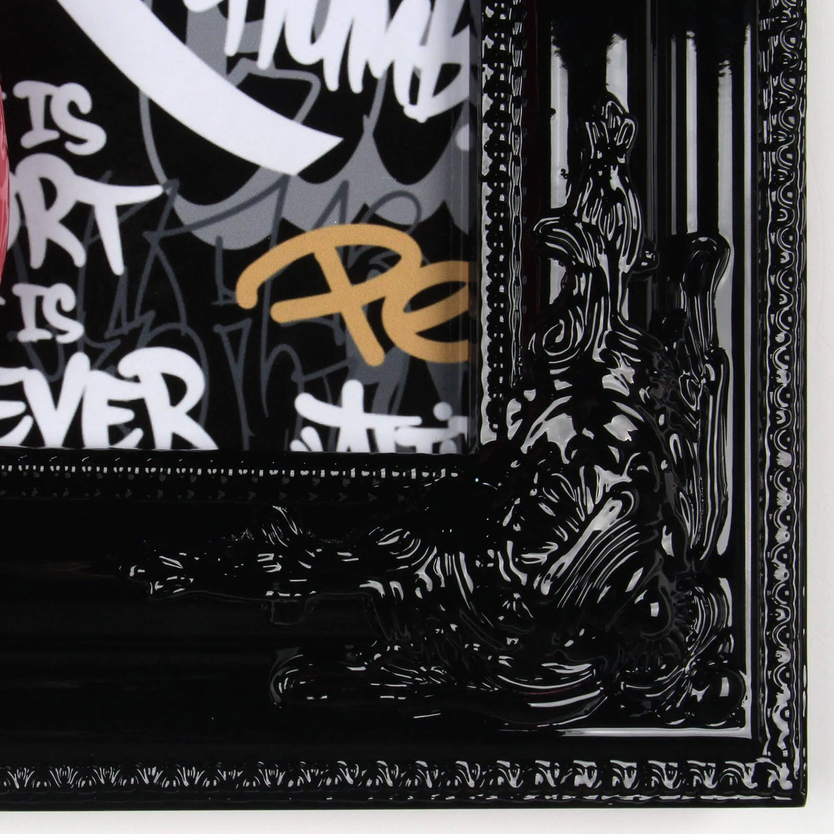 Detailansicht des neobarocken Holzrahmens der Pop-Art Wanddekoration: Ballonhund Skulptur mit Graffiti-Hintergrund, ideal für moderne Wohnräume.