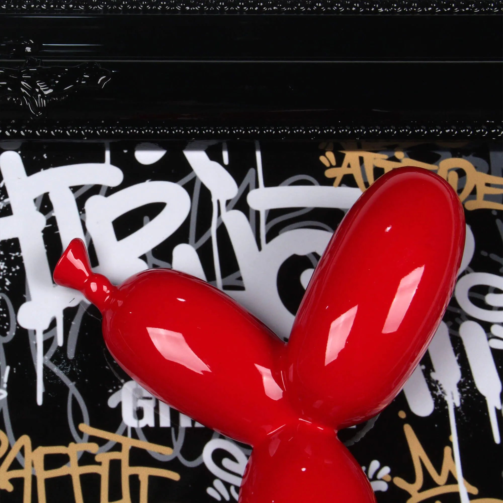 Nahaufnahme der leuchtend roten Ballonhund Skulptur in der Pop-Art Wanddekoration: Ballonhund Skulptur, die einen auffälligen Akzent im Raum setzt.