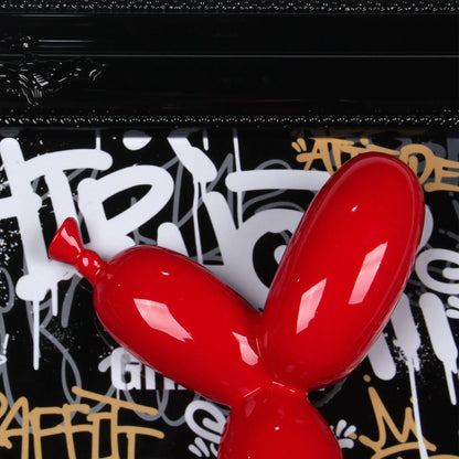 Nahaufnahme der leuchtend roten Ballonhund Skulptur in der Pop-Art Wanddekoration: Ballonhund Skulptur, die einen auffälligen Akzent im Raum setzt.
