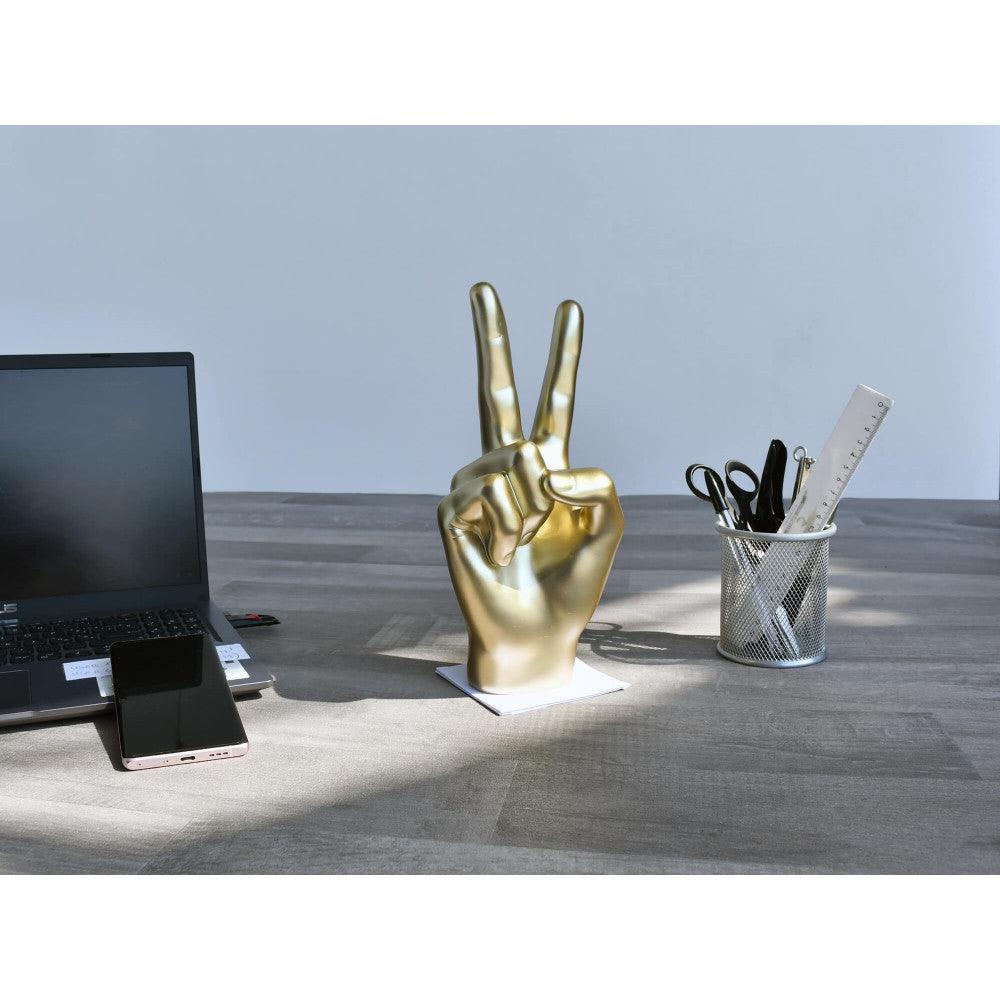 Moderne Figurative Skulptur 'Sieg Gold' auf einem Schreibtisch, dargestellt neben einem Laptop und Büromaterialien, betont die elegante Ausstrahlung der Skulptur.
