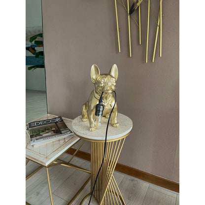 Goldene Französische Bulldogge Tischlampe auf einem Tisch platziert – Pop Art Skulptur aus Kunstharz mit Metalleffekt, präsentiert in einem stilvollen Raum.