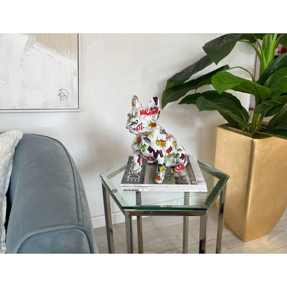 Sitzende Französische Bulldogge in Bunter Pop Art Skulptur aus Harz, dekoriert auf einem Glastisch in einer modern gestalteten Wohnumgebung.