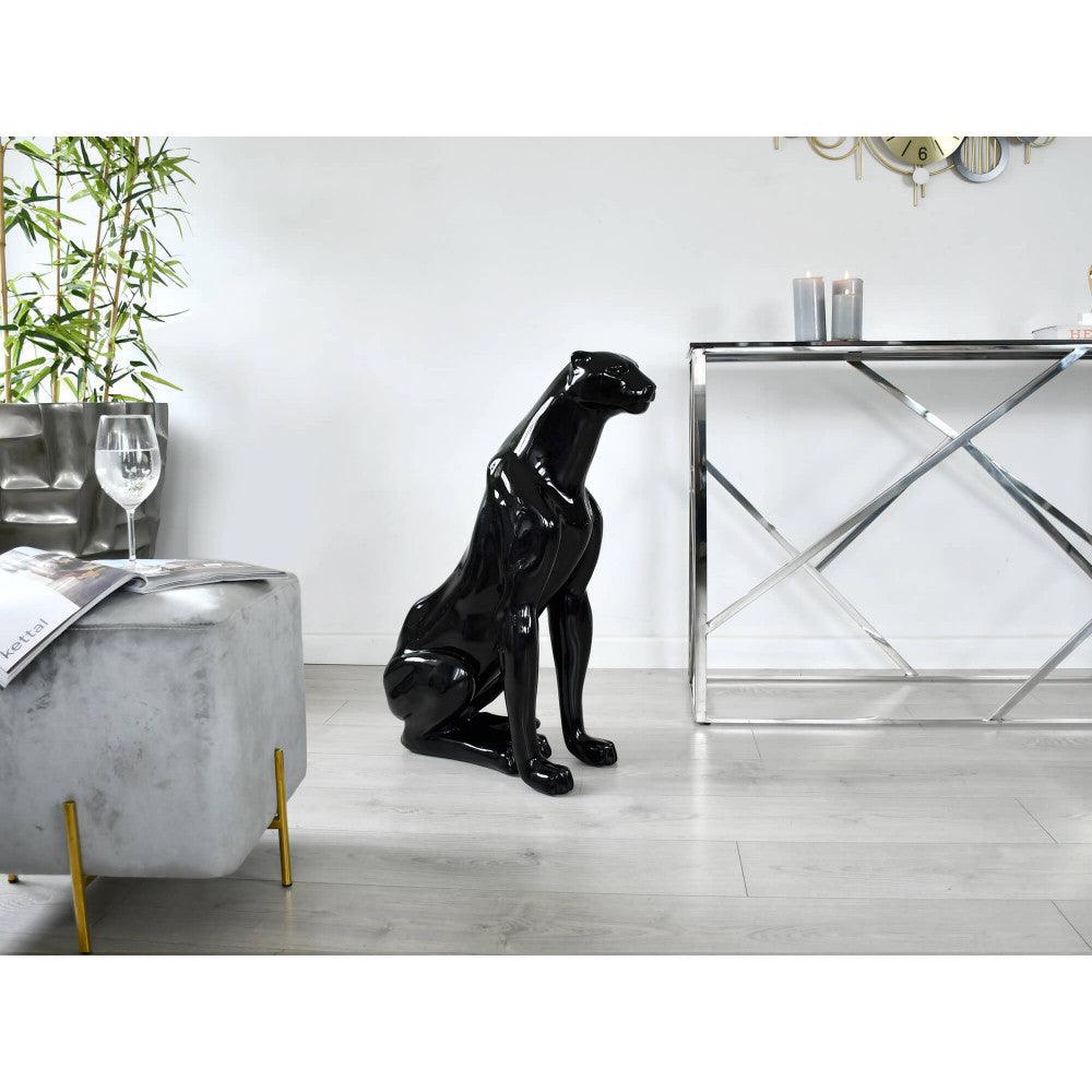 Sitzender Panther Skulptur aus lackiertem Harz – Pop Art Design, präsentiert in einem modernen Wohnambiente, betont die Eleganz und den kreativen Ausdruck des Designs.