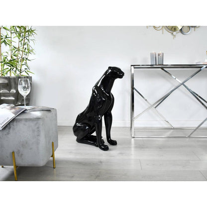 Sitzender Panther Skulptur aus lackiertem Harz – Pop Art Design, präsentiert in einem modernen Wohnambiente, betont die Eleganz und den kreativen Ausdruck des Designs.