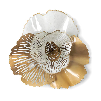 Handgefertigte Wandskulptur: Perforierte Blumen in Gold und Silber – Eindrucksvolle Anordnung der Blumen in verschiedenen Größen