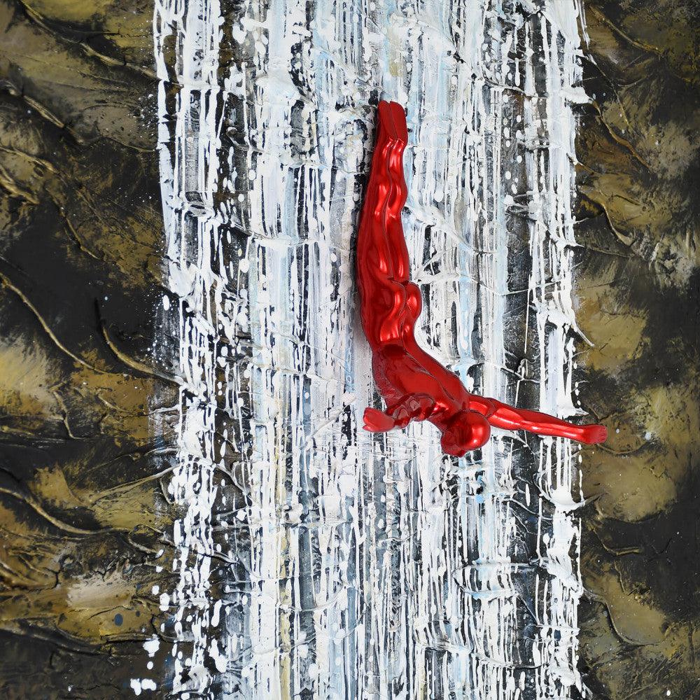 Detailaufnahme der handgemalten Skulptur „Sprung ins Unbekannte“, die den in metallischem Rot gestalteten Kunstspringer vor einem eindrucksvollen Wassereffekt zeigt.