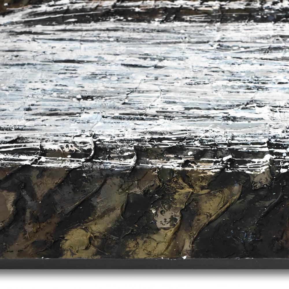 Textur und Materialdetails der Skulptur „Sprung ins Unbekannte“, die die Kombination aus Acrylfarbe und verschiedenen dekorativen Materialien im Hintergrund zeigt.