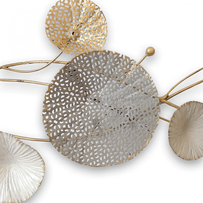 Detailaufnahme der stilisierten Wanddekoration aus Metall mit eleganten Seerosen in Grau und Gold, die faszinierende Texturen aufweisen.