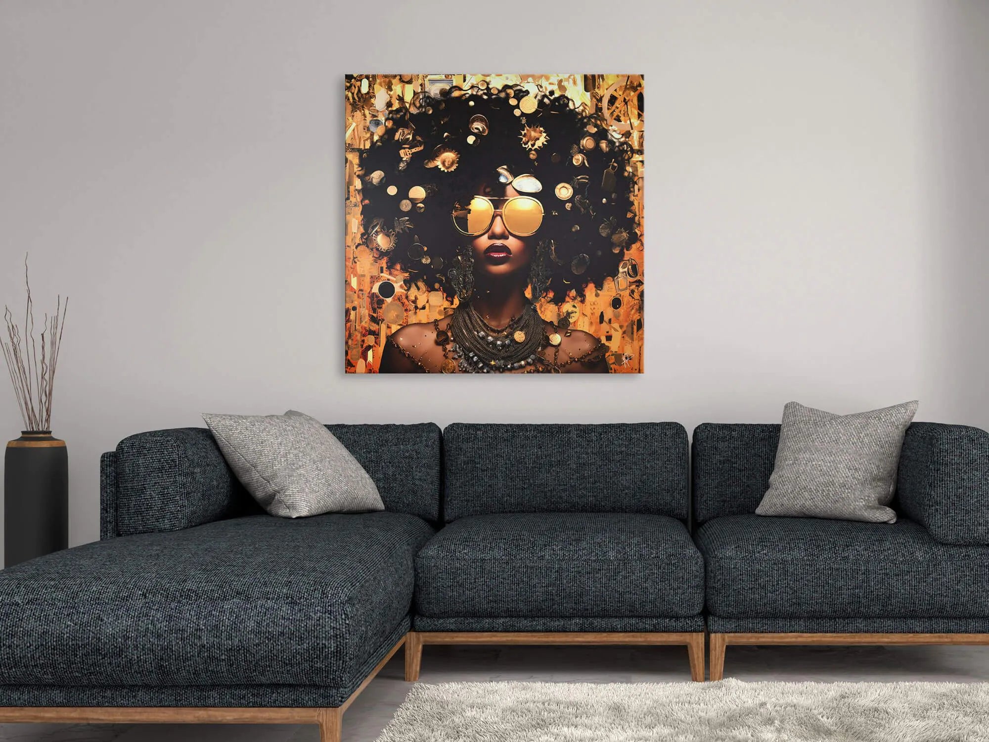 Modernes Ethnisches Wandbild Mit 3D-Textur Von Paolo Rossini, das Kunstwerk hängt über einer stilvollen Couch im modernen Wohnraum.