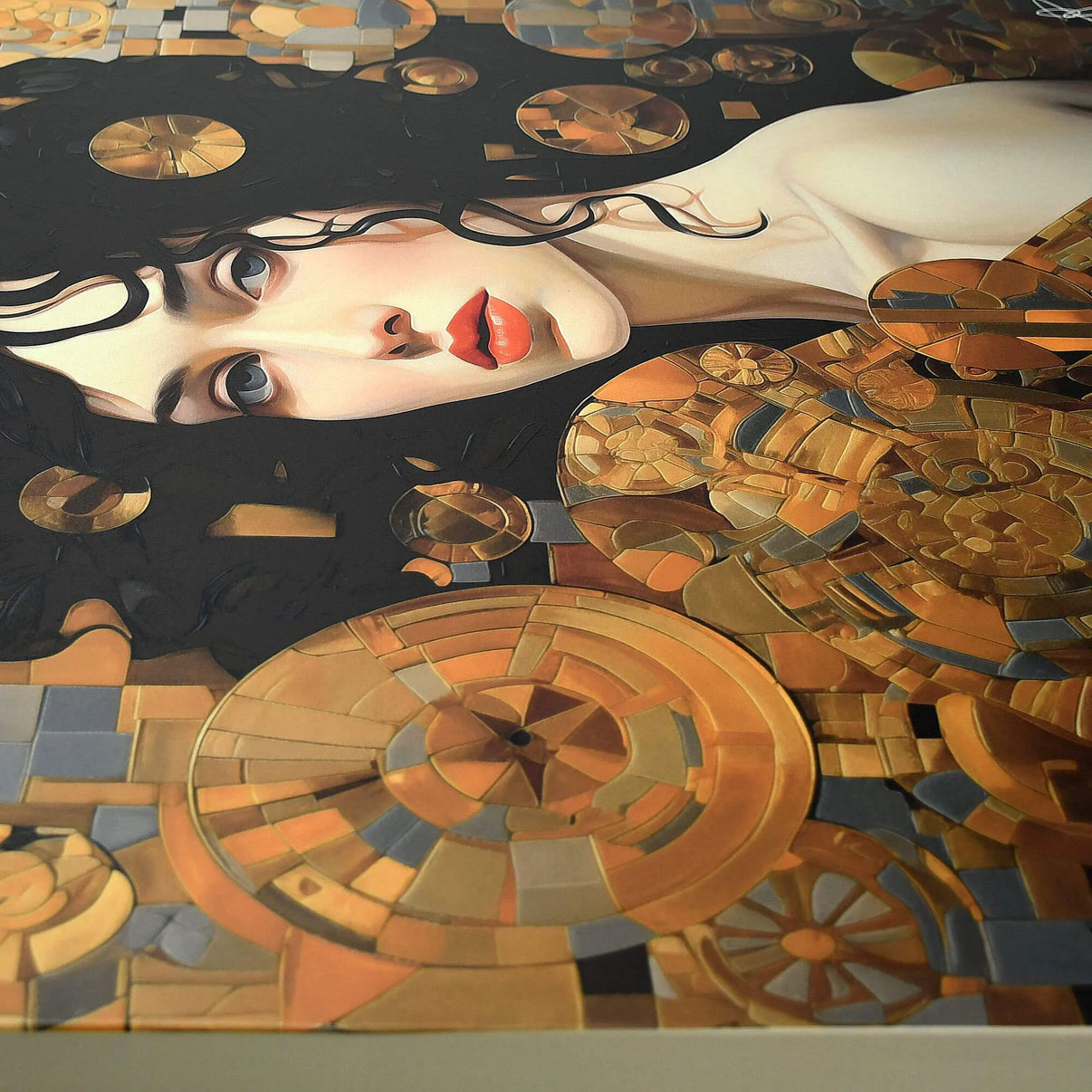 Detailaufnahme von Modernes Figuratives Kunstwerk Mit Dreidimensionaler Textur | 80x80cm von Paolo Rossini, zeigt die intricaten goldenen Details und die emotionale Darstellung der Frau.