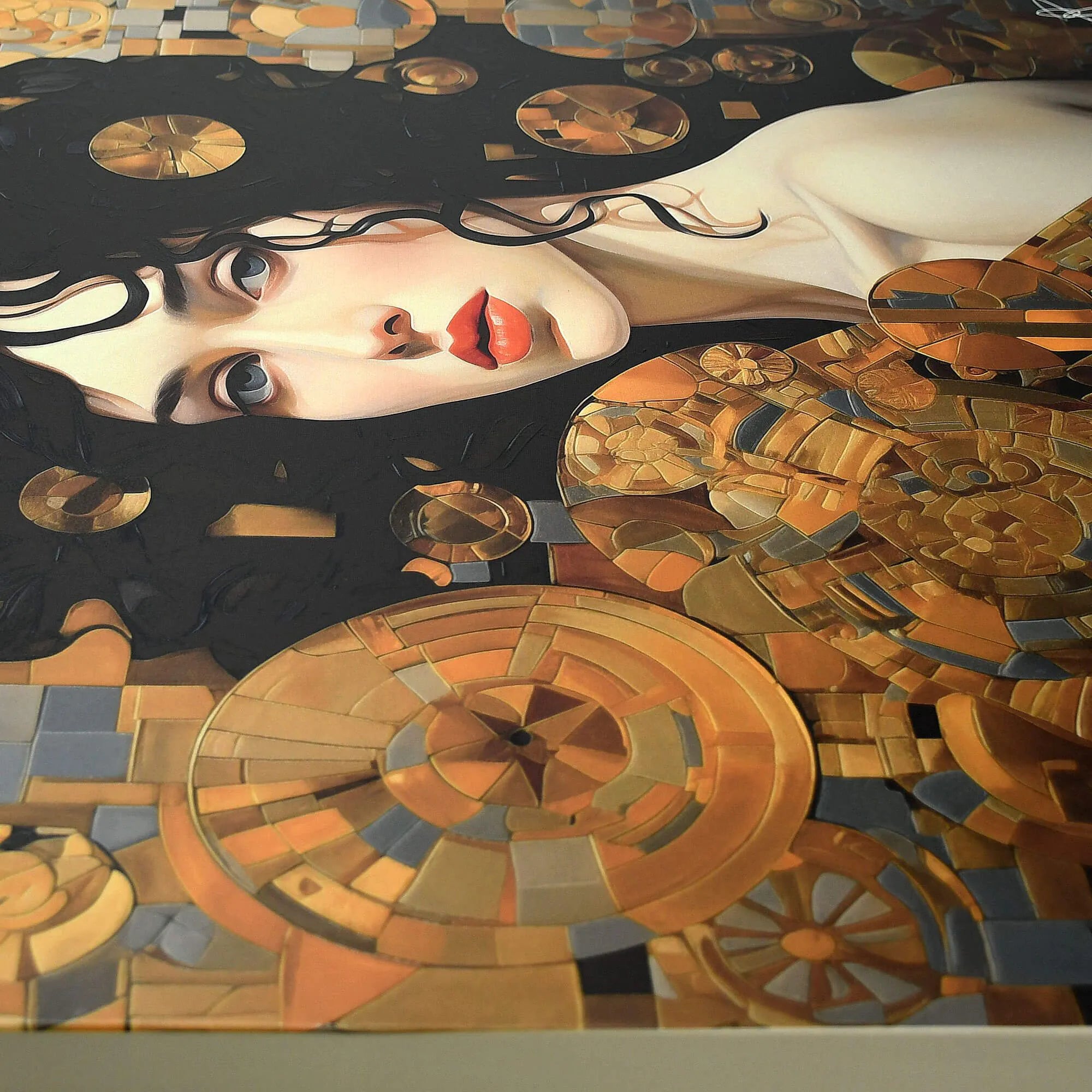 Detailaufnahme von Modernes Figuratives Kunstwerk Mit Dreidimensionaler Textur | 80x80cm von Paolo Rossini, zeigt die intricaten goldenen Details und die emotionale Darstellung der Frau.