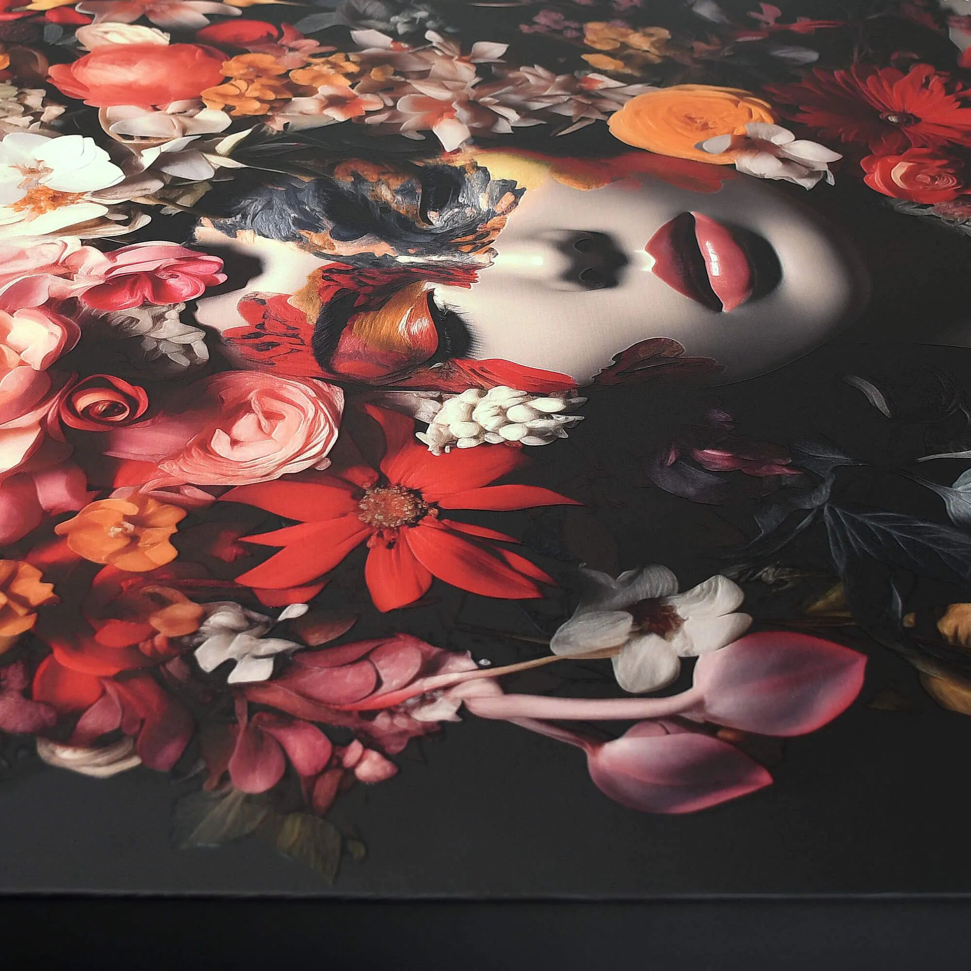 3D-Druck mit farbenfrohen Blumen auf Leinwand – modernes Kunstwerk von Paolo Rossini. Nahaufnahme der Blüten und Details des Kunstwerks.