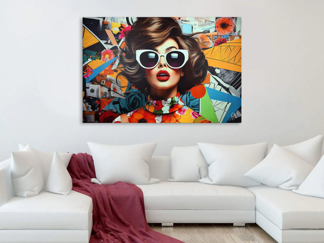 Vintage Druck Collage Mit 3D-Textur Auf Leinwand - Modernes, Figuratives Design, 80x120 cm, stilvolles Wohnzimmer mit beeindruckendem Kunstwerk einer modischen Frau.