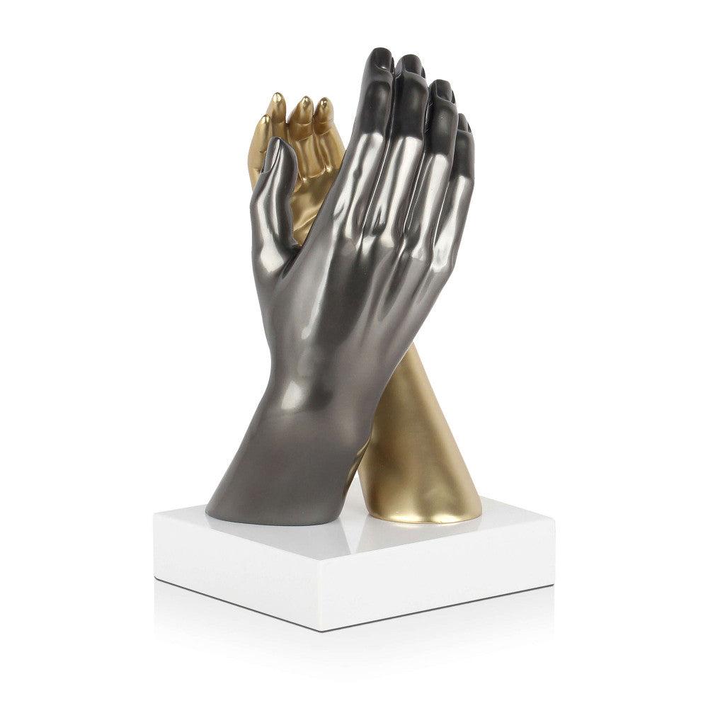 Detailansicht der Skulptur "Tiefe Vereinigung", die goldene und silberne Hände zeigt, harmonisch angeordnet auf einem stabilen Marmorsockel.