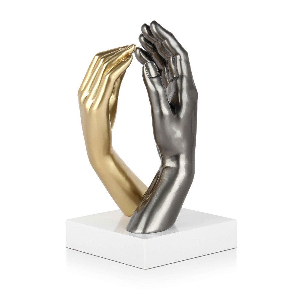 Künstlerische Darstellung der Skulptur "Tiefe Vereinigung", die stilvoll goldene und silberne Hände zeigt, symbolisch für Verbundenheit, auf einem eleganten Marmorsockel.