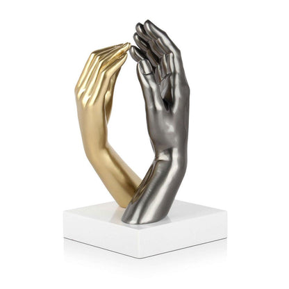 Künstlerische Darstellung der Skulptur "Tiefe Vereinigung", die stilvoll goldene und silberne Hände zeigt, symbolisch für Verbundenheit, auf einem eleganten Marmorsockel.