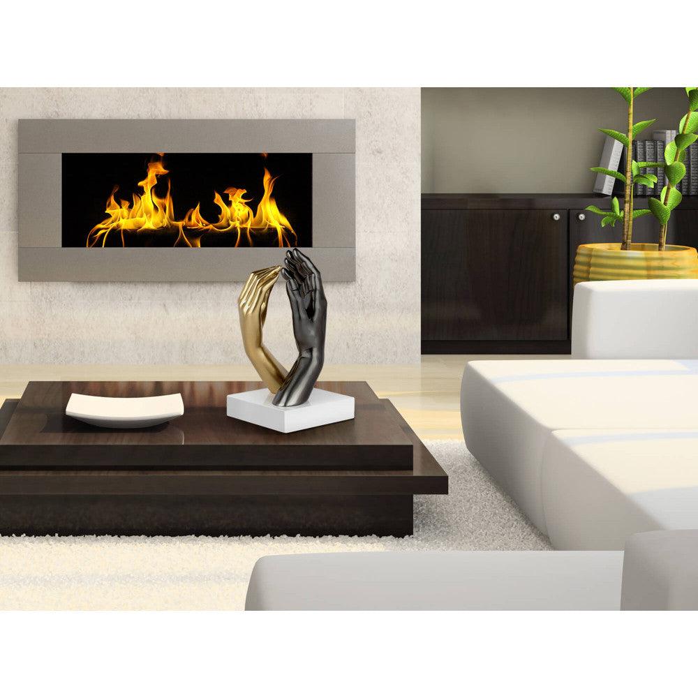 Tiefe Vereinigung – Moderne Figurative Skulptur mit Marmor-Basis und Metalleffekt, platziert auf einem Tisch im Wohnzimmer mit einem Kamin im Hintergrund.