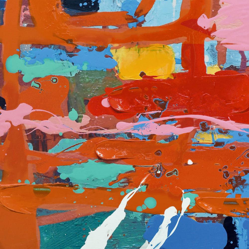 Nahaufnahme von Tris: Abstraktes Kunstwerk mit lebhaften Spritzern auf Leinwand, zeigt die lebendigen Acrylfarben und kreativen Farbspritzer im Detail.