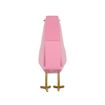 Vöglein rosa – Moderne geometrische Skulptur aus lackiertem Harz mit eleganten Metalleinsätzen, Seitenansicht der pinken Skulptur mit klaren geometrischen Linien.
