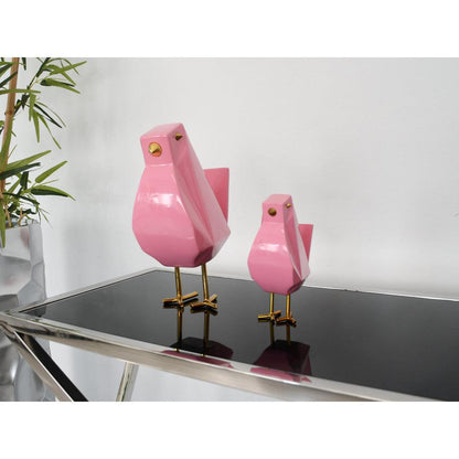 Zwei moderne geometrische Skulpturen 'Vöglein rosa' aus lackiertem Harz, eine größere und eine kleinere Figur, elegant auf einem Tisch angeordnet, ideal für die Inneneinrichtung und Kunstliebhaber.
