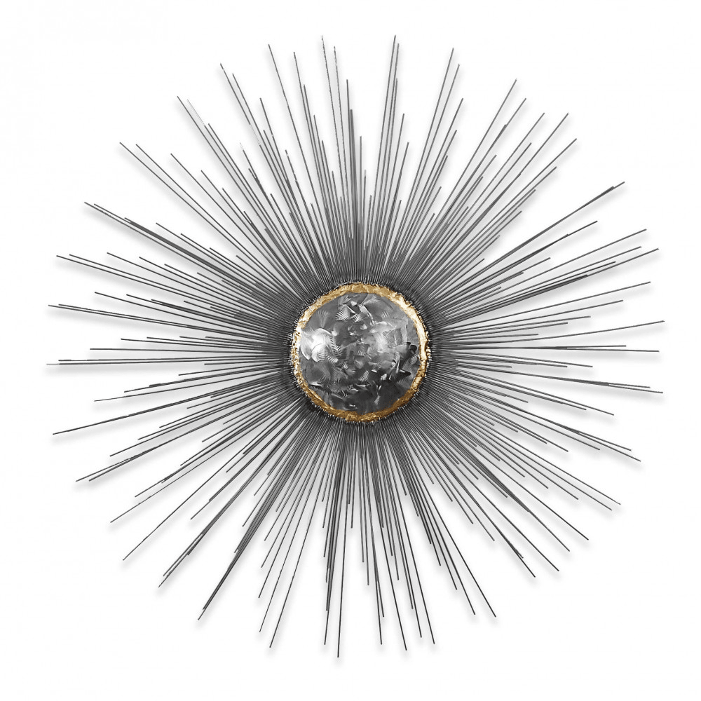 Handgefertigte Metall-Wandskulptur Sonne mit Goldkreis - Großansicht der silbern schimmernden Sonne mit goldener Umrahmung, die beeindruckende Strahlen in verschiedenen Längen zeigt.