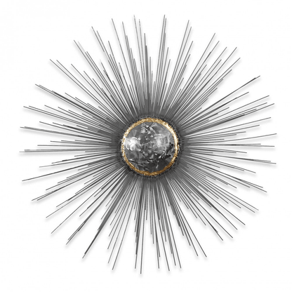 Handgefertigte Metall-Wandskulptur Sonne mit Goldkreis - Großansicht der silbern schimmernden Sonne mit goldener Umrahmung, die beeindruckende Strahlen in verschiedenen Längen zeigt.