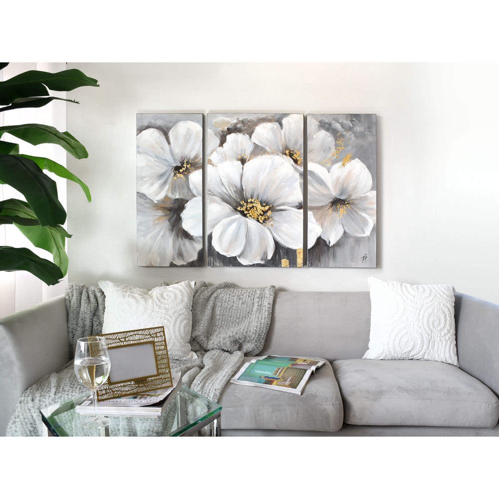 Handgemaltes Gemälde mit weißen Pfingstrosen auf grauem Hintergrund – 80 x 120 cm, präsentiert in einem stilvollen Wohnzimmer, ergänzt durch moderne Einrichtungen.