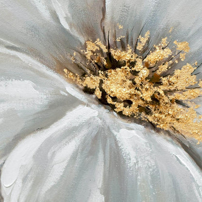 Detailansicht des handgemalten Gemäldes mit weißen Pfingstrosen auf grauem Hintergrund – 80 x 120 cm, zeigt goldene Akzente im Blütenstempel.