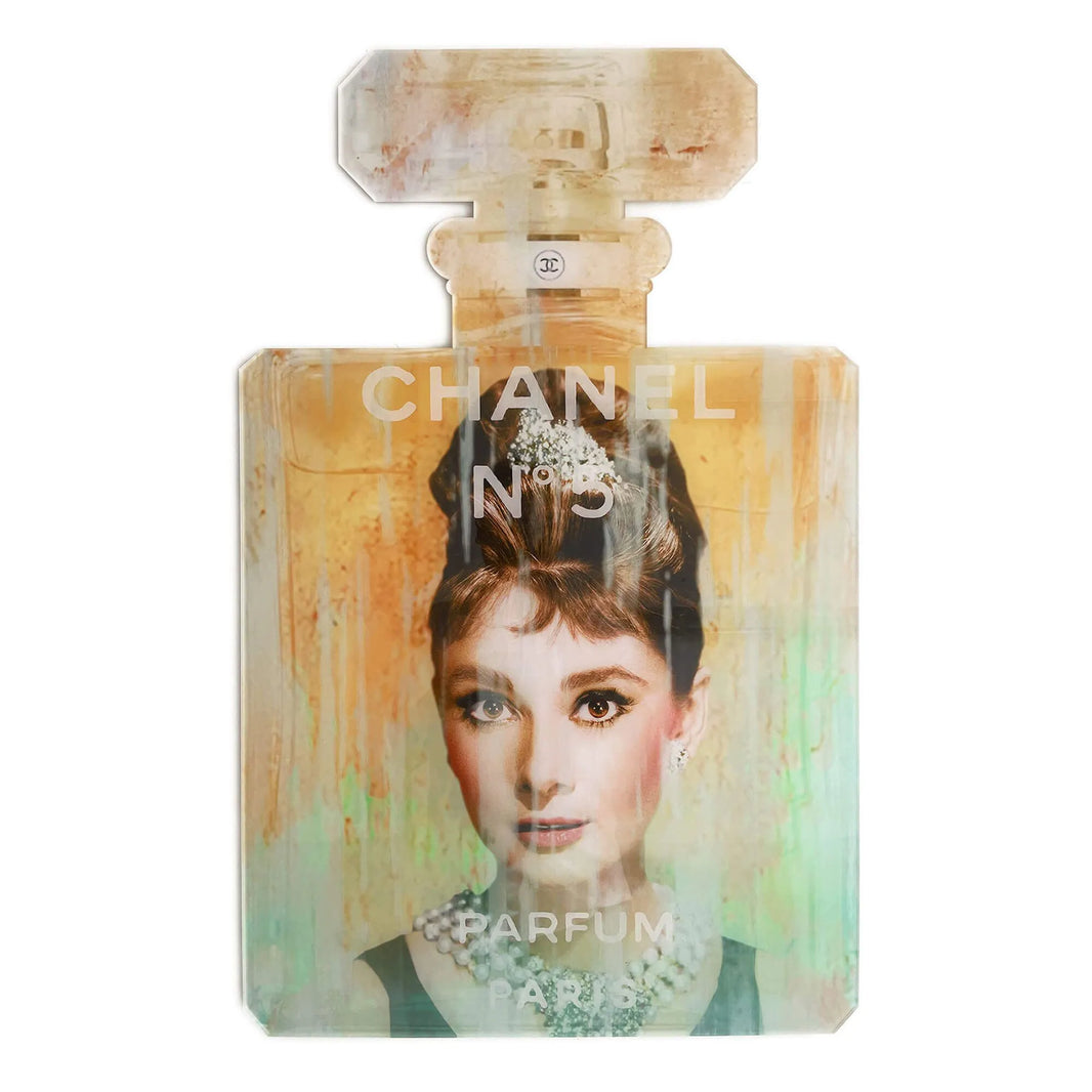 Moderne Wandkunst Audrey Hepburn auf geformter Plexiglasscheibe; zeitgenössisches Kunstwerk mit Chanel N°5 Parfummotiv in lebendigen Farben, 80x50cm, handverziert.