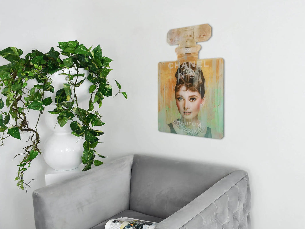 Moderne Wandkunst Audrey Hepburn auf geformter Plexiglasscheibe; stilvolle Präsentation des Kunstwerks in einem modernen Wohnraum mit gemütlicher Sitzecke.
