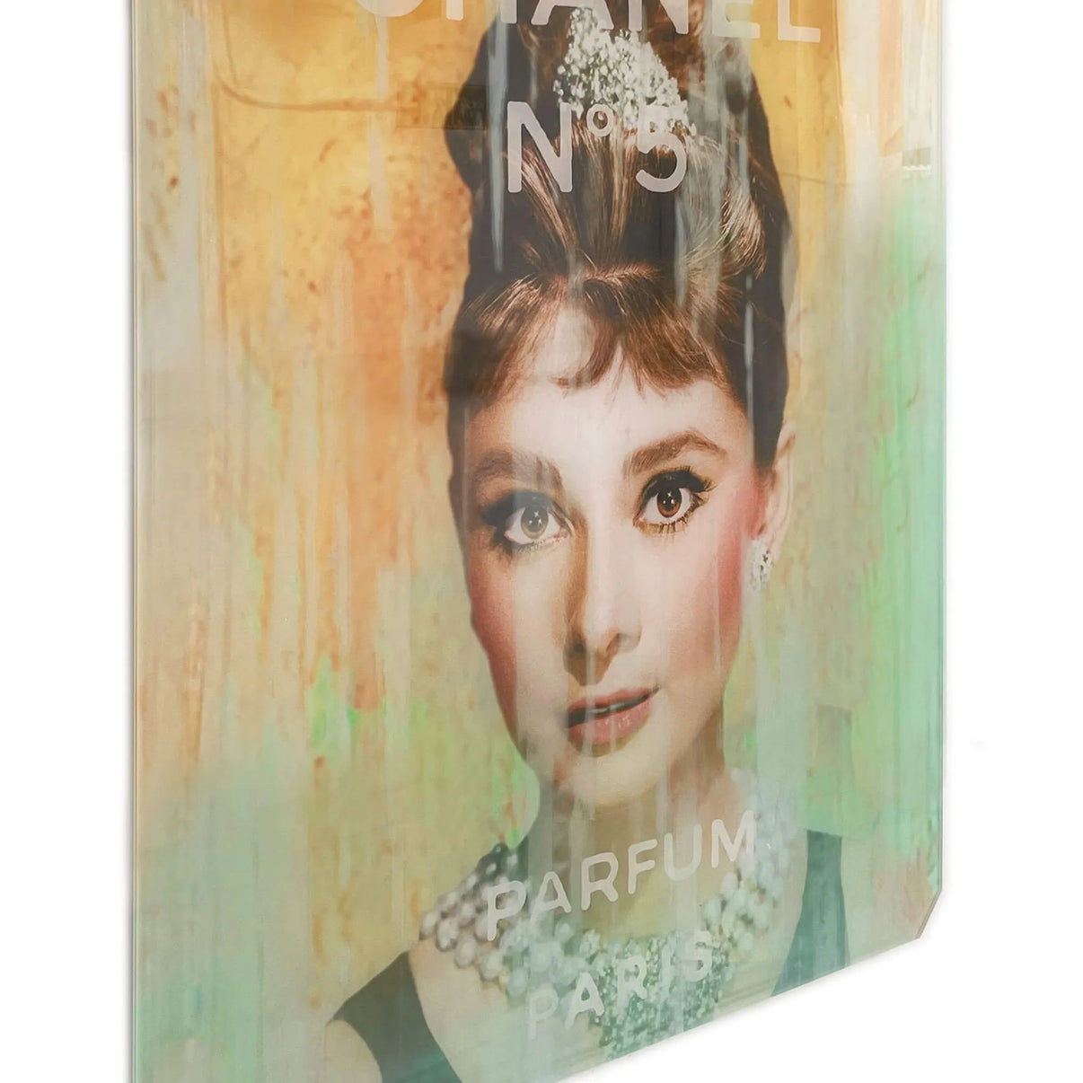 Moderne Wandkunst Audrey Hepburn auf geformter Plexiglasscheibe; Detailansicht des Kunstwerks mit Chanel N°5, zeigt die brillant ausgearbeiteten Farben und die stilvolle Ästhetik.