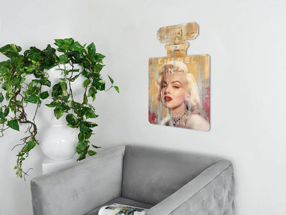 Marilyn Monroe Hommage: Modernes Handverziertes Plexiglass Kunstwerk 80x50cm, präsentiert an einer Wand über einem eleganten grauen Sofa. Das Kunstwerk kombiniert glamouröse Elemente mit modernem Design und erzeugt einen Blickfang in jedem Raum.