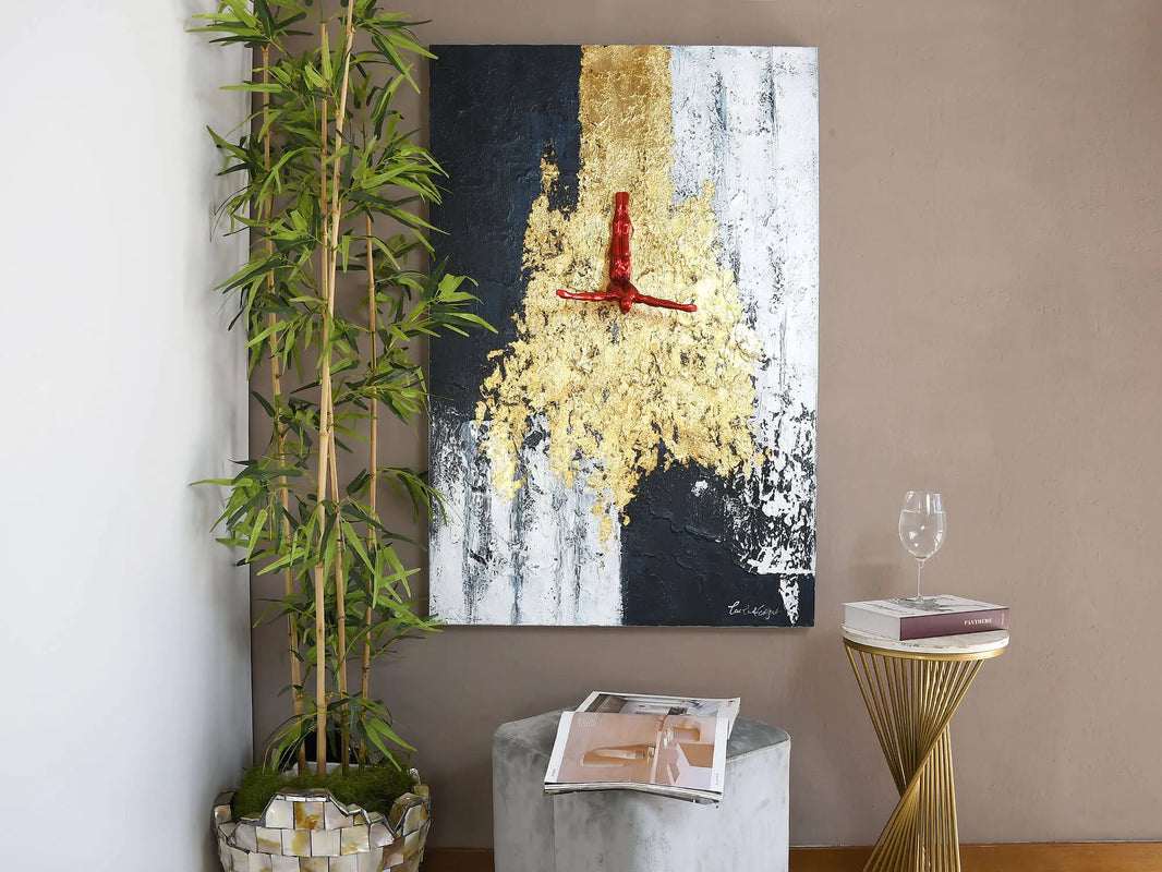 Moderne Innenraum-Dekoration mit dem Wandgemälde „Sprung Ins Gold“, das eine harmonische Kombination aus Gold, Schwarz und einem roten Skulpturen-Element präsentiert.